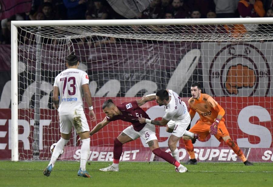 Marko Dugandzic, în duel cu Andrei Burcă // FOTO: Cristi Preda Verdictul lui Porumboiu după penalty-urile date la Rapid - CFR Cluj: „De ce a căzut? A avut cădere de calciu?”