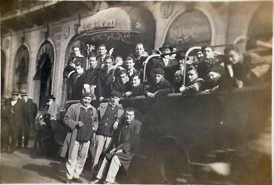 Echipa în fața hotelului Colon din Montevideo Descoperire unică: poveștile și arhiva foto din Uruguay 1930 ale românului care a marcat într-un picior în primul nostru meci la un Mondial