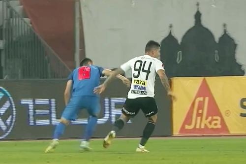 Adrian Șut a fost deposedat de Ovidiu Bic la faza golului 1 // foto: captură DigiSport