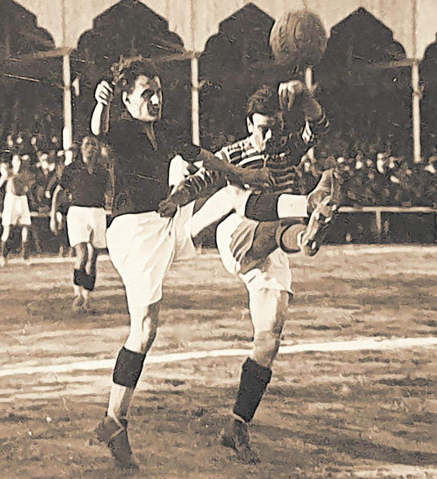 Stanciu (în negru), în acțiune pentru Venus. Nu există fotografii clare cu acesta din meciul cu Peru Descoperire unică: poveștile și arhiva foto din Uruguay 1930 ale românului care a marcat într-un picior în primul nostru meci la un Mondial