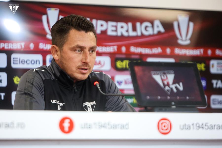 Ședință între patron și antrenor la un club de tradiție din Liga 1: „Antrenorul plătește, nu poți să dai afară 25 de jucători”