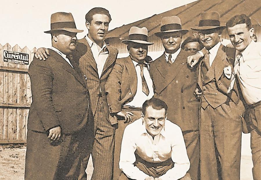 Stanciu (jos), alături de fanii lui Venus Descoperire unică: poveștile și arhiva foto din Uruguay 1930 ale românului care a marcat într-un picior în primul nostru meci la un Mondial