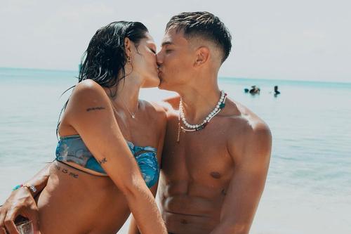 Paulo Dybala (29 de ani), atacantul Romei, a cerut-o în căsătorie pe Oriana Sabatini (27 de ani), model argentinian.