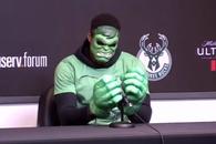 Îl recunoști? Starul cu salariu de 186 de milioane de dolari a apărut deghizat în Hulk la conferință