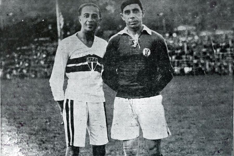 Arthur Friedenreich (stânga), la Sao Paolo // Foto: museudofutebol.org.br Povestea lui Arthur Friedenreich, „Perla Neagră Originală” a Braziliei: fotbalistul care ar fi marcat chiar mai multe goluri decât marele Pele