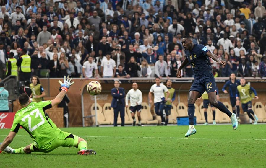 Momentul în care Kolo Munai ratează singur cu Emiliano Martinez/ foto: Imago Images „Messi a uitat să spună: «Merci, Kolo Muani!». Balonul de Aur devine o glumă tot mai proastă”