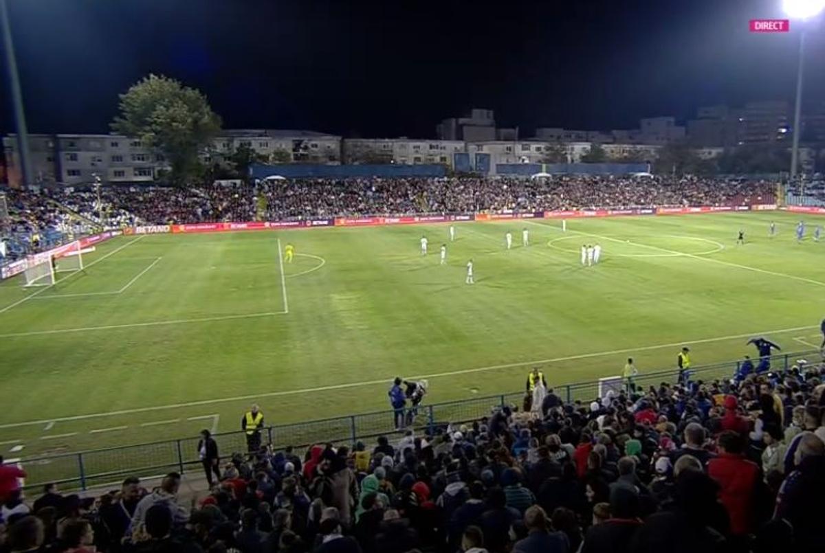 Scenografie dedicată lui Dorinel Munteanu la Oțelul - FCSB: „Băăă... dă-te, bă, la o parte!”