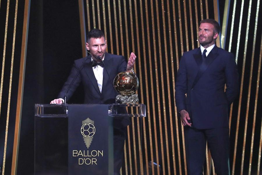Lionel Messi a primit Balonul de Aur de la David Beckham/ foto: Imago Images Premieră la ceremonia de decernare a „Balonului de Aur” » Se vor acorda două noi premii în acest an