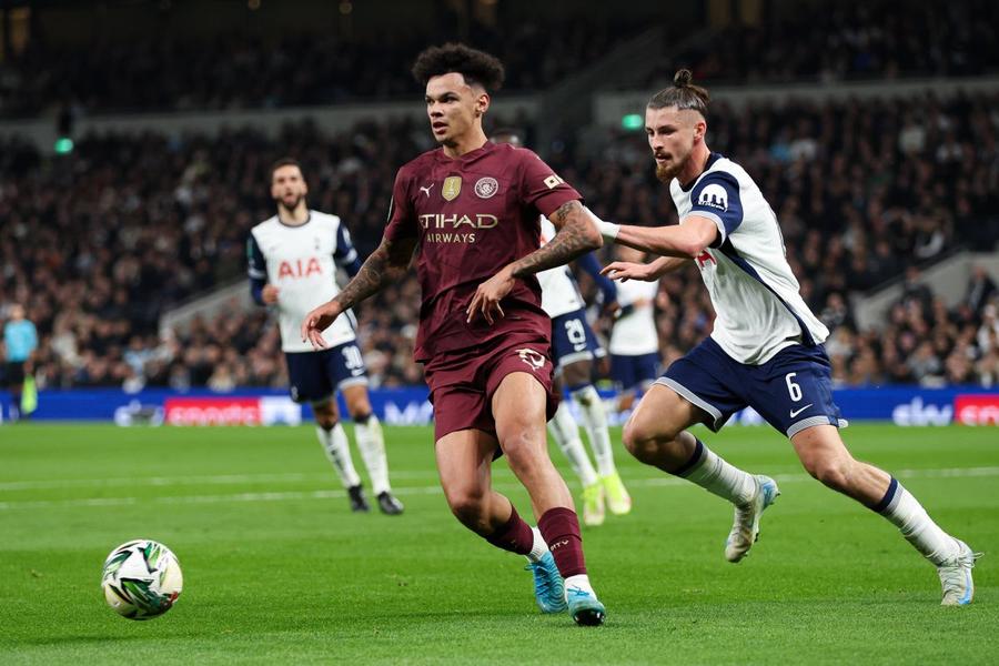 Radu Drăgușin, alergând aici după Nico O Scenariu teribil pentru Radu Drăgușin » Ce mutare are în plan Tottenham în mercato din ianuarie