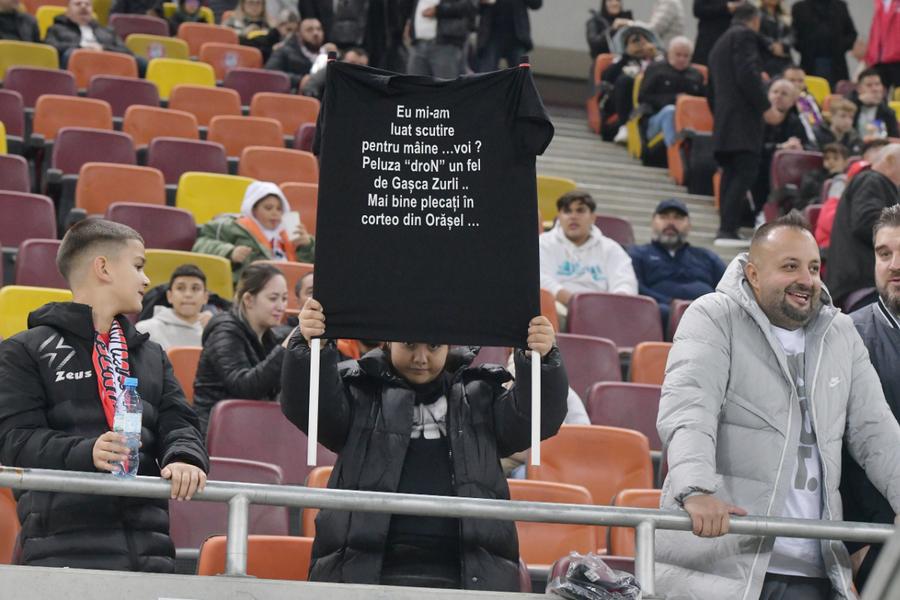 Peluza Nord = Gașca Zurli. Mesaj ironic la derby. Foto: Cristi Preda, GSP 7 momente inedite surprinse de GSP la derby-ul Dinamo - FCSB » Gestul lui Darius Olaru de după accidentare și ironia supremă de la tribuna 1