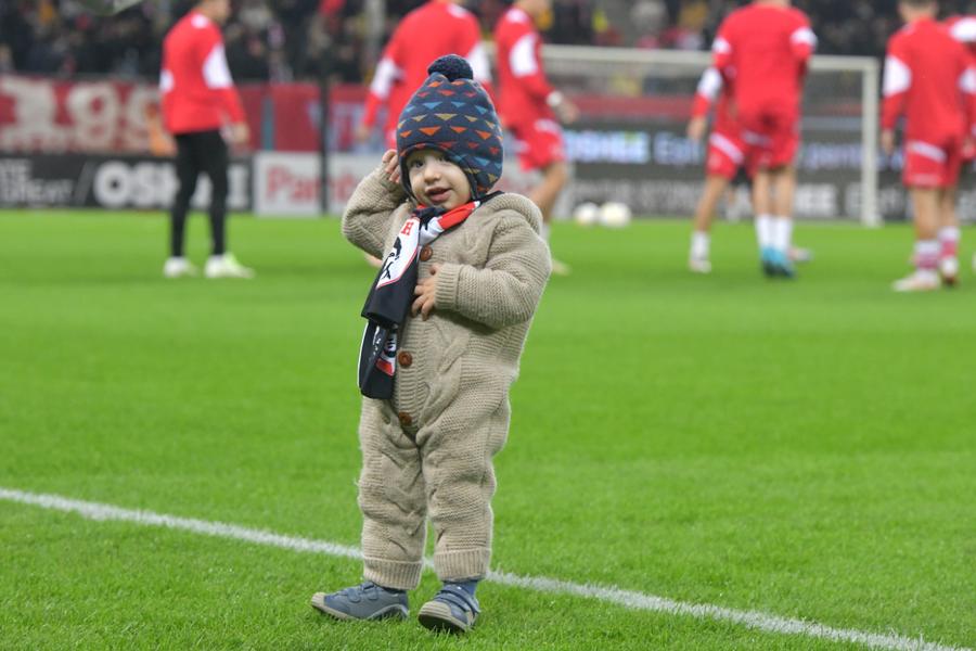 Pui de „câine”, cu puțin timp înaintea fluierului de start din Dinamo - FCSB. Foto: Cristi Preda, GSP 7 momente inedite surprinse de GSP la derby-ul Dinamo - FCSB » Gestul lui Darius Olaru de după accidentare și ironia supremă de la tribuna 1