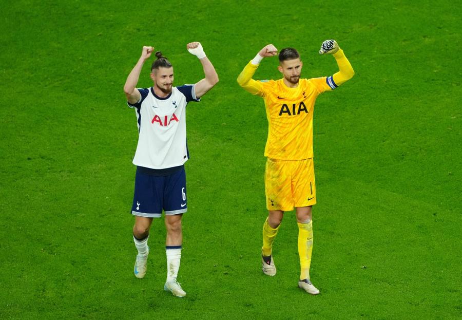 Radu Drăgușin celebrează accesul în „sferturile” Carabao Cupă, după ce a fost integralist în Tottenham - Manchester City 2-1 / Foto: Imago Scenariu teribil pentru Radu Drăgușin » Ce mutare are în plan Tottenham în mercato din ianuarie