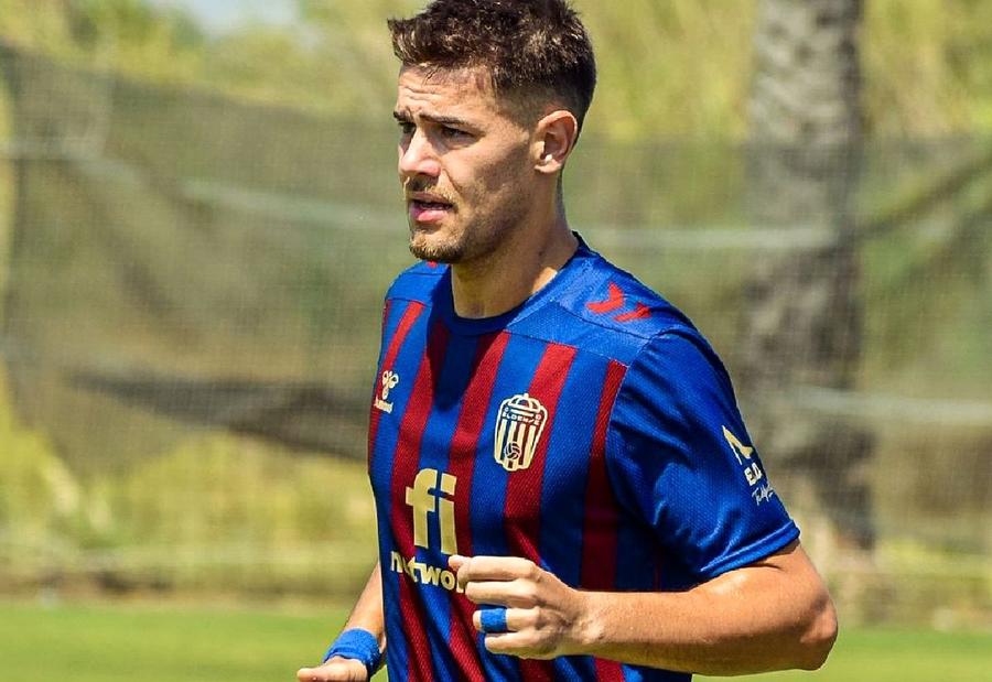 Ricardo Grigore, în tricoul lui Eldense / Sursă foto: Instagram Mărturia fostului dinamovist care joacă în Spania, aproape de prăpădul din Valencia: „E înspăimântător, încă se caută persoane” » Dimensiunea dezastrului: „Așa mi-au spus colegii de echipă”
