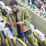 Joyskim Dawa a semnat autografe la Dinamo - FCSB / foto: GSP.ro