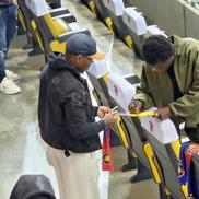 Joyskim Dawa a semnat autografe la Dinamo - FCSB / foto: GSP.ro