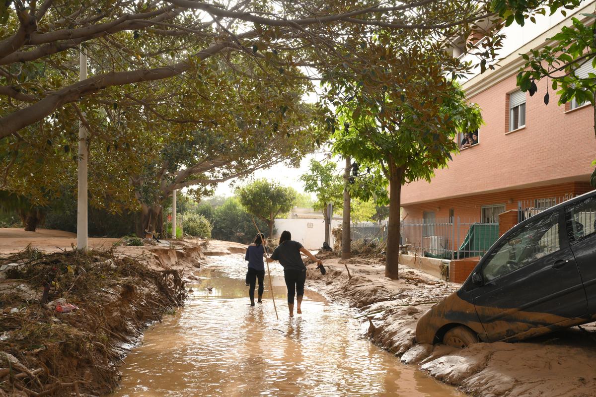 Primă pagină înduioșătoare în Marca: ce au găsit în noroiul lăsat în urmă de inundațiile din Valencia » Demers fără precedent: „Pentru noi nu e o duminică normală”