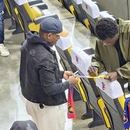 Joyskim Dawa a semnat autografe la Dinamo - FCSB / foto: GSP.ro