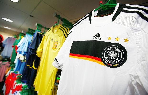 Cum diferențiezi un tricou original de un fake? Explicațiile specialistului: „În general, acolo se fabrică falsurile”