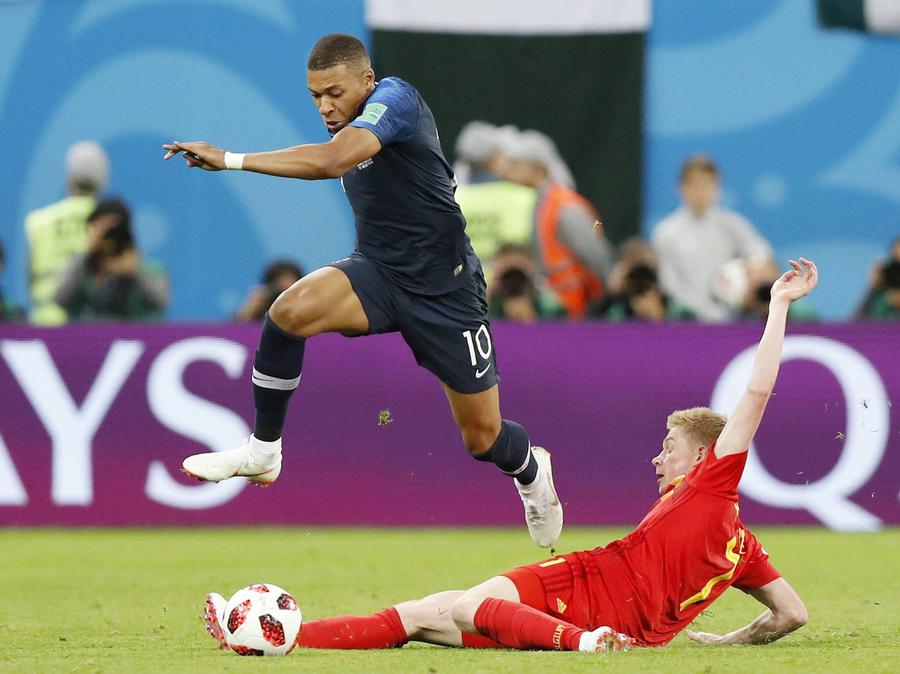 foto: De Bruyne în duel cu Mbappe la Campionatul Mondial din 2018 / Imago Images Veste tristă pentru Kevin De Bruyne » Poate să rateze și Campionatul Mondial?!