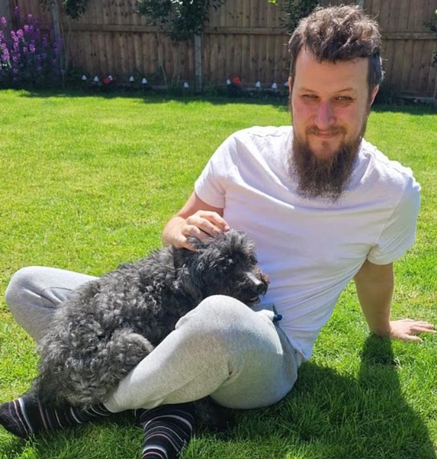 Liam Hawes, creatorul farsei digitale, cu care s-au păcălit peste 50 de milioane de internauți Farsa anului! 50 de milioane de oameni s-au păcălit cu stadionul suspendat » Imagini SF: cum ar fi arătat arena făcută cu inteligența artificială