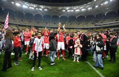 Ce s-a întâmplat pe gazon după thriller-ul Dinamo - CFR Cluj: sute de copii pe teren, dar și obscenități!