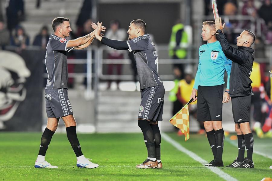 Lars Kramer și Denis Ciobotariu în Dumbrăvița - Rapid. Foto: Cristi Preda (GSP) OUT la Rapid - Craiova » Titularul lui Costel Gâlcă nu va juca în derby