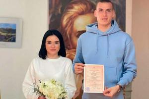 S-au căsătorit în trening, iar acum soția fotbalistului a stârnit un scandal-monstru: „Dumnezeu e sus și vede!”