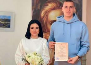 S-au căsătorit în trening, iar acum soția fotbalistului a stârnit un scandal-monstru: „Dumnezeu e sus și vede!”