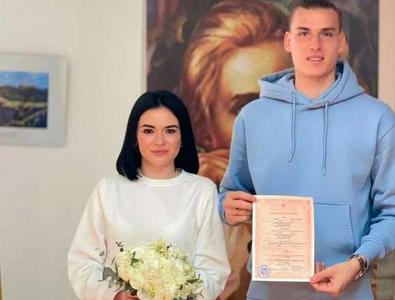 S-au căsătorit în trening, iar acum soția fotbalistului a stârnit un ...