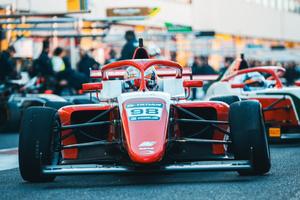 David Cosma Cristofor, de două ori în pole position, în fața juniorilor McLaren, Mercedes și Ferrari, pentru cursele Campionatului Italian de Formula 4