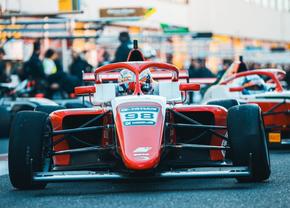 David Cosma Cristofor, de două ori în pole position, în fața juniorilor McLaren, Mercedes și Ferrari, pentru cursele Campionatului Italian de Formula 4