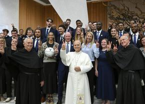 Papa Leon al XIV-lea a primit, la Vatican, vizita echipelor de baschet ale universității americane pe care a absolvit-o