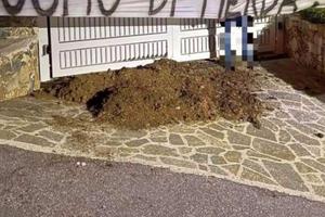 „Poftă bună, c***tule!” » Club de renume în criză: fanii au descărcat bălegar în fața casei managerului