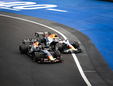 Max Verstappen și Liam Lawson, sancționați după un incident în ...
