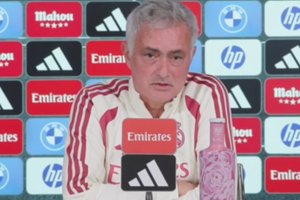 Mourinho, fără barbă, dar plin de ironie: „Trei meciuri în șapte zile este un cadou pe care ni-l oferă”
