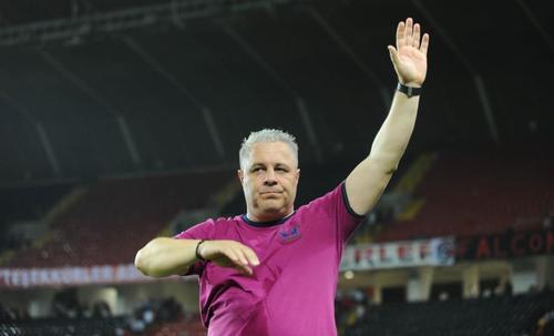 Marius Șumudică (49 de ani), antrenorul lui Gaziantep, a fost desemnat cel mai bun tehnician al anului în Turcia de către publicația de specialitate „Futbol Arena”!