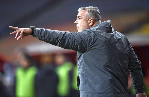 Cosmin Olăroiu, 51 de ani, ales antrenorul român al anului, alături de Răzvan Lucescu, în tradiționala Anchetă a Gazetei Sporturilor, a acordat un amplu interviu pentru GSP, în care a vorbit și despre actualitatea din Liga 1.