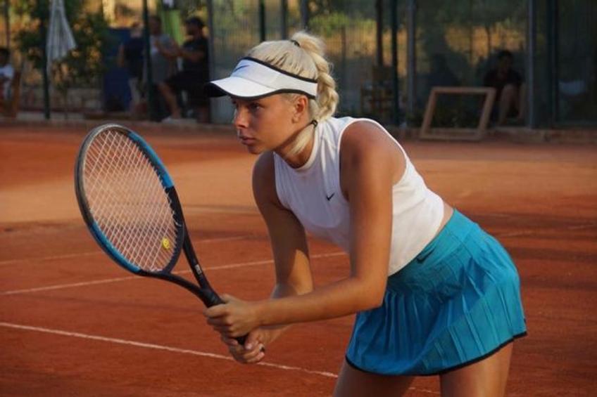 Angelina Graovac (19 ani), jucătoare de tenis din Australia, încearcă să își finanțeze cariera printr-o metodă mai puțin ortodoxă. Vinde fotografii nud pe o platformă pentru adulți.