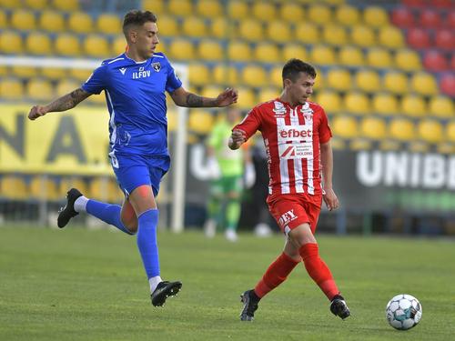 Marius Tomozei în duel cu Jefte Betancor
Foto: Imago