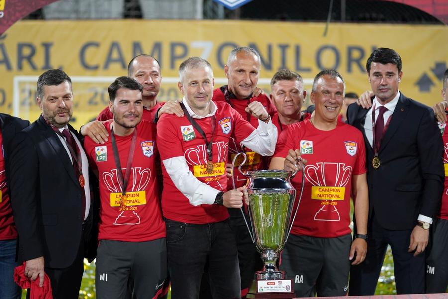 Edward Iordănescu cu trofeul de campion al României GSP scoate fotbalul românesc la tablă » FCSB și Dinamo, în topul rușinii + cine s-a umplut de ridicol și cine ia nota 10