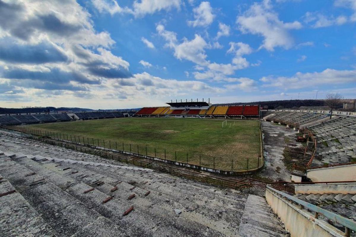 7 stadioane-fantomă din România » De la proiectul megalomanic al lui Ceaușescu, la arene europene transformate în gropi de gunoi