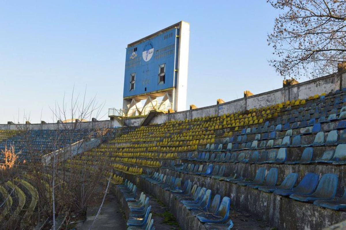 7 stadioane-fantomă din România » De la proiectul megalomanic al lui Ceaușescu, la arene europene transformate în gropi de gunoi