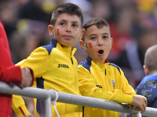 Micuții fani ai României așteaptă să vadă rezultate adevărate. Foto: Imago