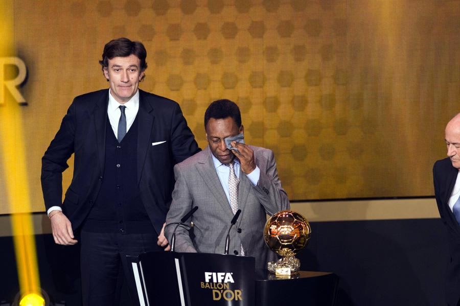 Pele a ținut un discurs în timpul Galei Ballon d'Or din 2013 la Kongresshaus din Zurich, Elveția. Foto: Imago Images France Football s-a înclinat în fața „Regelui” » De câte ori ar fi cucerit Pelé Balonul de Aur