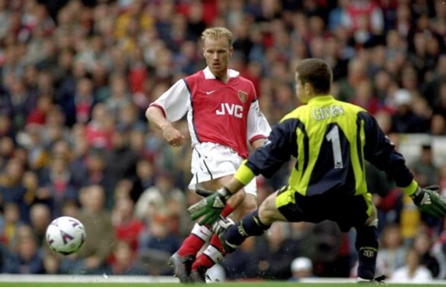 Dennis Bergkamp Cufărul cu amintiri al lui Tibi Ghioane: „Am jucat un meci contra lui, îmi venea să-i dau mingea înapoi, pentru că-l iubeam!” » Momente speciale cu Ronaldo, Zidane, Lewandowski, CR7, Zanetti sau Xavi