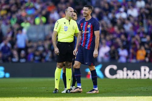 Mateu Lahoz și Robert Lewandowski/ foto Imago Images