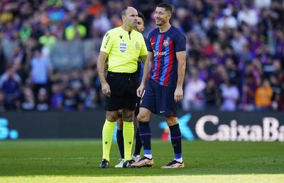 Lahoz a scăpat derby-ul Barcelona - Espanyol de sub control » Publicul de pe Camp Nou nu a înțeles nimic