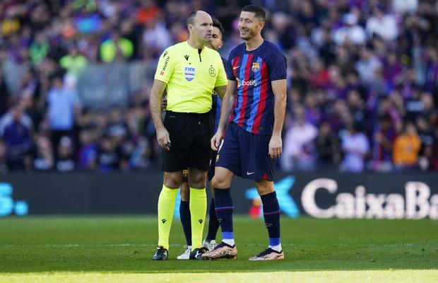 Lahoz a scăpat derby-ul Barcelona - Espanyol de sub control » Publicul de pe Camp Nou nu a înțeles nimic