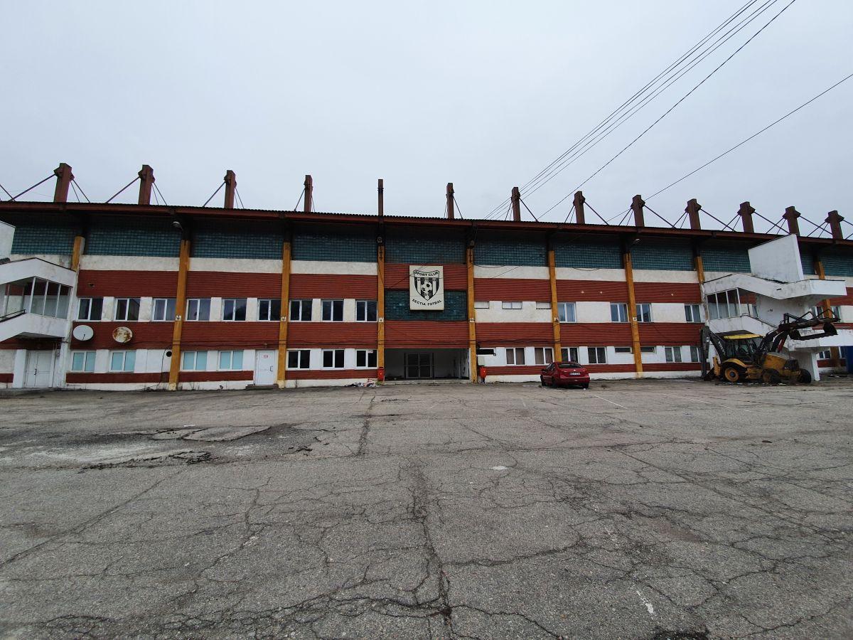 7 stadioane-fantomă din România » De la proiectul megalomanic al lui Ceaușescu, la arene europene transformate în gropi de gunoi