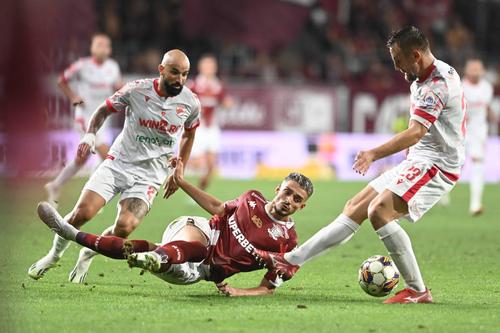 Răzvan Patriche (37 de ani), fundașul central de la Dinamo, își petrece vacanța în Dubai, acolo unde l-a întâlnit pe fostul mijlocaș Andrea Pirlo (44 de ani). foto: Imago Images